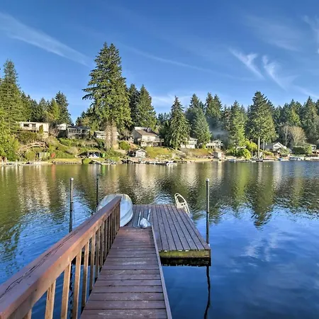 The Peacock House - Waterfront Home With Hot Tub!